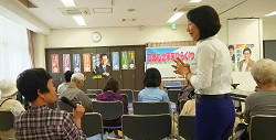 堀船ふれあい館にて「力あわせ未来ひらくつどい」参加者とお話をする山崎たい子区議