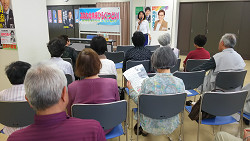 堀船ふれあい館にて「力あわせ未来ひらくつどい」お話をする山崎たい子区議