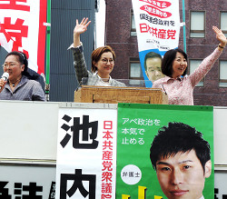 王子駅頭にて、池内さおり衆院議員(中央）と山崎たい子区議（右）