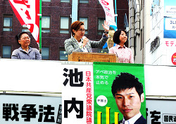 王子駅頭にて、池内さおり衆院議員(中央）と山崎たい子区議（右）