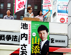 王子駅頭にて、池内さおり衆院議員(中央）と山崎たい子区議（右）