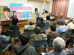 豊島ふれあい館の「つどい」でお話をする山崎たい子区議