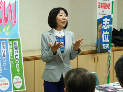 豊島ふれあい館の「つどい」でお話をする山崎たい子区議