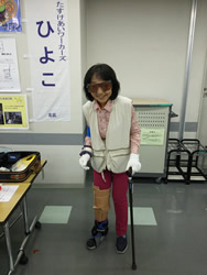 おちゃのこさいさいにて高齢者疑似体験中の山崎たい子区議