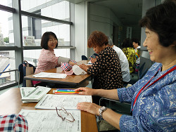 おちゃのこさいさいにて、血圧チェック中の山崎たい子区議