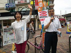王子駅頭報告　左、山崎たい子区議、右そねはじめ都議