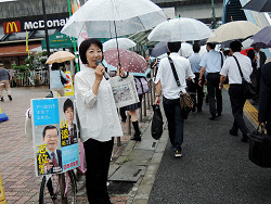 朝は王子駅よりご挨拶する山崎たい子区議