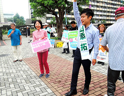 東京選挙区の山添拓さん と山崎たい子区議