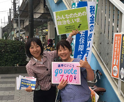 、王子駅北口からごあいさつ 山崎たい子区議（左）