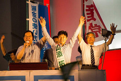 2016年7月7日赤羽駅にて志位委員長（左）と山添拓東京選挙区候補(中央）
