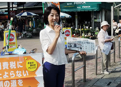 7月12日王子駅中央口にて報告する山崎たい子区議