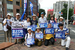 個人演説会をご案内しながら、地域皆さんと宣伝