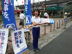 2016年7月25日個人演説会をご案内しながら、地域皆さんと宣伝する山崎たい子区議