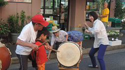 太鼓を叩く山崎たい子区議（右端）