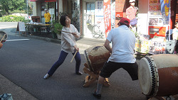 太鼓を叩く山崎たい子区議（左）