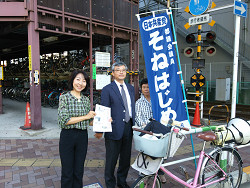 王子駅南口にて、そねはじめ都議とご報告