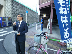 王子駅南口にて、そねはじめ都議