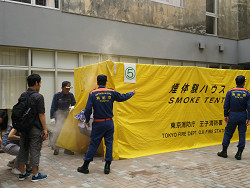 北区防災運動会　煙の中では、低姿勢での移動を