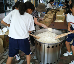 北区防災運動会　中学生も炊き出しのお手伝い
