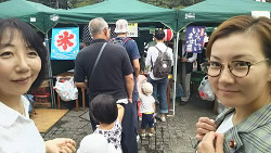東京土建北支部の大住宅デー参加の池内さおり衆院議員（右）、山崎たい子区議（左）