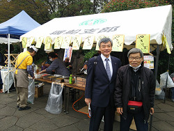 北区民商まつり 参加のそねはじめ都議会議員（左）