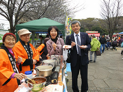 北区民商まつり　参加のそねはじめ都議（右端）、山崎たい子区議（右から2番目）