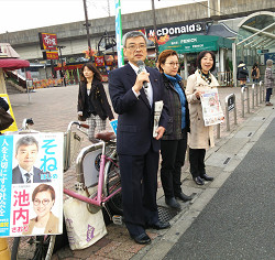 2016年11月８日、王子駅にて、池内さおり衆院議員（中央）、そねはじめ都議（左）と一緒にご報告する山崎たい子区議（右）
