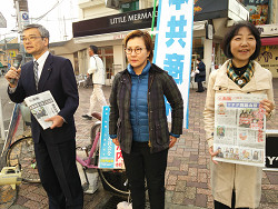 2016年11月８日、王子駅にて、池内さおり衆院議員（中央）、そねはじめ都議（左）と一緒にご報告する山崎たい子区議（右）