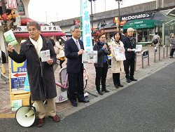 王子駅にて、池内さおり衆院議員、そねはじめ都議と一緒にご報告する山崎たい子区議（右から2番目）