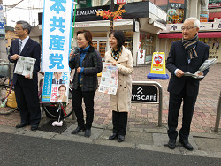 2016年11月８日、王子駅にて、池内さおり衆院議員（左から2番目）、そねはじめ都議（左）と一緒にご報告する山崎たい子区議（右から2番目）