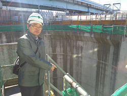 白子川地下調整池の取水口を現地視察、そねじはじめ都議