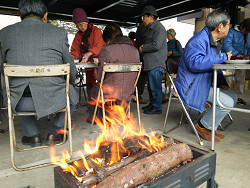 毎年恒例の「もちつき」で交流