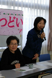 会合で挨拶する山崎たい子区議（右）