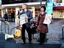 山崎たい子区議王子駅から、そねはじめ都議と共に、朝のご報告をする