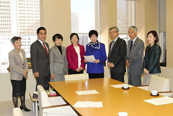 小池都知事に「豊洲新市場の汚染状況の全面調査及び豊洲移転の抜本的再検討を求める申し入れ」をする、そねはじめ都議と日本共産党都議団