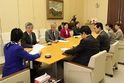 小池都知事に「豊洲新市場の汚染状況の全面調査及び豊洲移転の抜本的再検討を求める申し入れ」をする、そねはじめ都議と日本共産党都議団