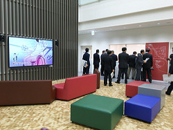 テレビ観戦もできるギャラリー