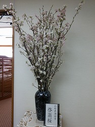 区長室の入口は、ひと足早い春