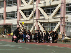校庭で