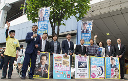 施行70年「憲法記念日」　in赤羽西口 日本共産党北区議員団とそねはじめ都議（左から2番目）。右から3番目、山崎たい子区議