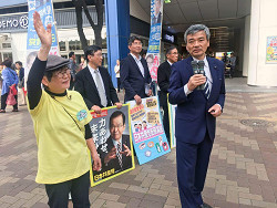 2017年５月３日赤羽駅にしぐちにて、リレートーク、右端そねはじめ都議。