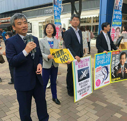 2017年５月３日赤羽駅西口にて、リレートーク、左端そねはじめ都議。左から２番目山崎たい子区議