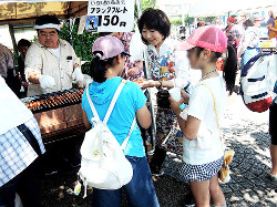 2017年５月21日カッパ祭りでフランクを売る山崎たい子区議