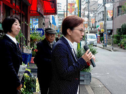 池内さおりさん、山崎事務所前でまちかど