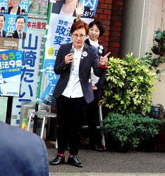 池内さおりさん、山崎事務所前でまちかど