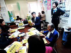 お話をする山崎たい子区議