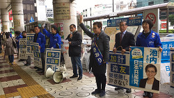 王子駅前で手を振る池内さおりさん