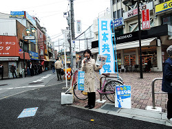 王子駅頭にて、朝のごあいさつ をする山崎たい子区議