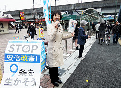 王子駅頭にて、朝のごあいさつ をする山崎たい子区議