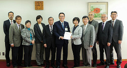 ２０１８年度北区予算編成に関する要望書を区長へ提出。右から５人目山崎泰子区議